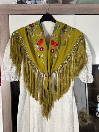 Manton bordado verde lima flecos