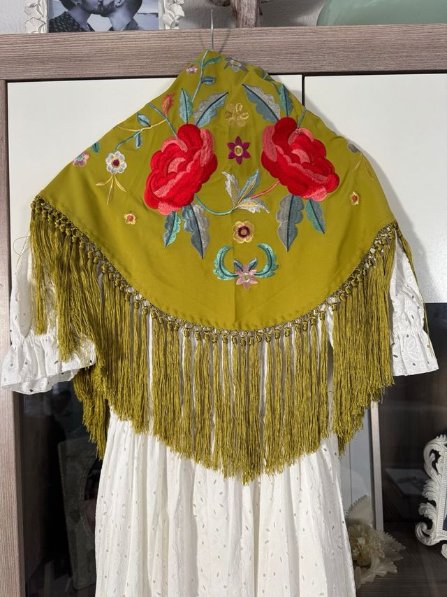 Manton bordado verde lima flecos