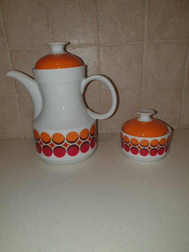 Teiera e zuccheriera in porcellana