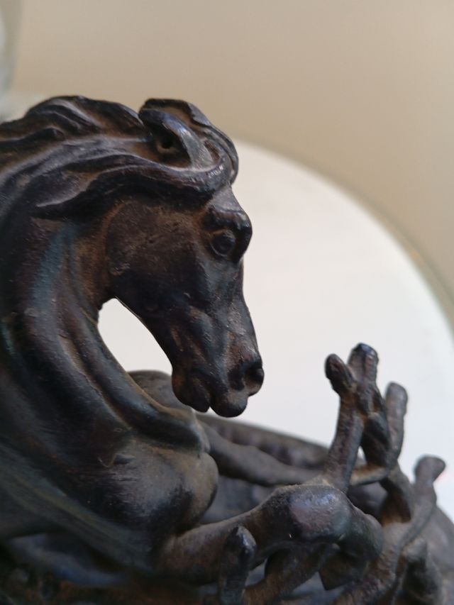 Caballo bronce muy antiguo