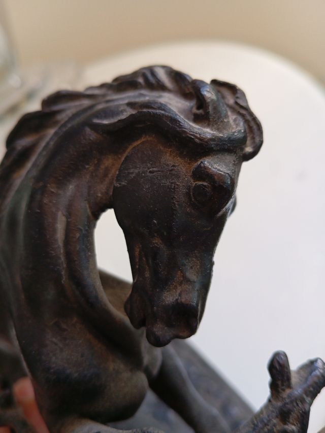 Caballo bronce muy antiguo