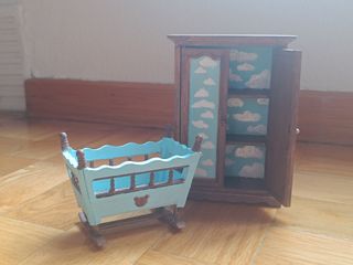 Cuna y armario de madera para casa de muñecas