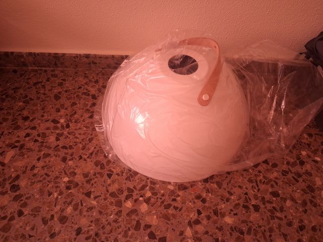 Lámpara colgante nórdica blanca estilo moderno.