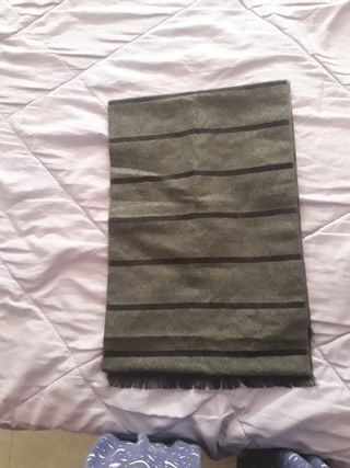 Bufanda Gris Oscuro con Rayas Negras