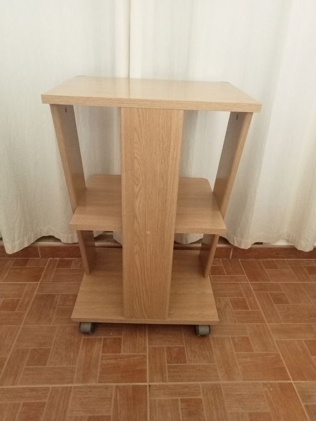 Mesa auxiliar de madera color roble