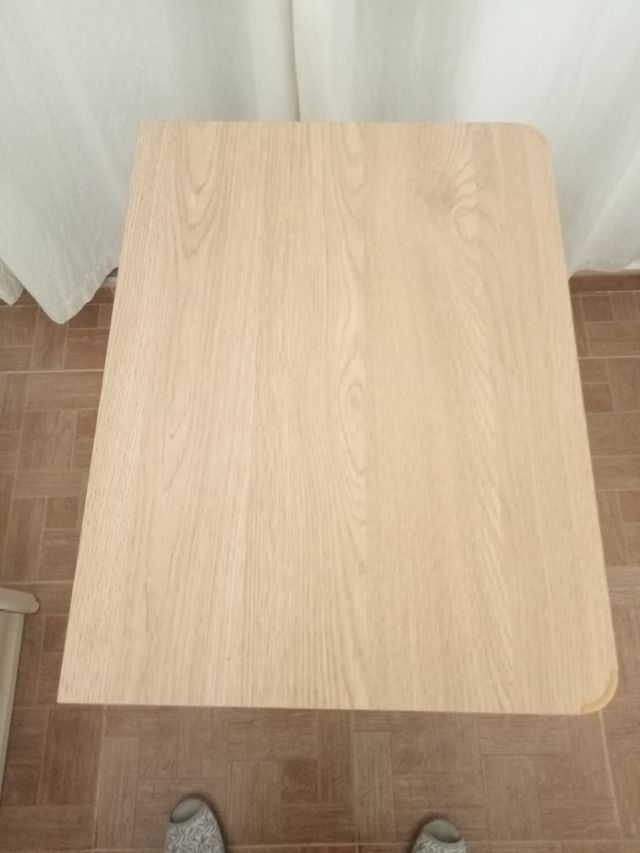 Mesa auxiliar de madera color roble
