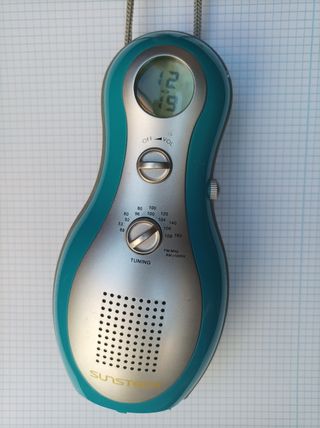 Radio a pilas, perfecta, con reloj y asa