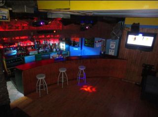 Pub totalmente equipado en funcionamiento