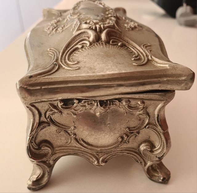 Carillon porta gioie in peltro.