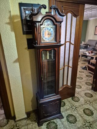 Reloj de pie antiguo