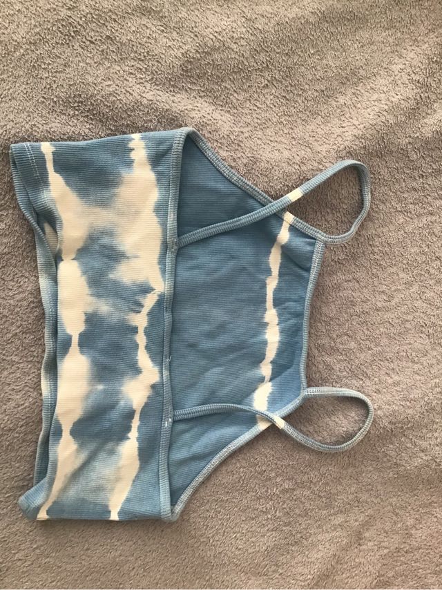 Top corto Zara azul tie-dye