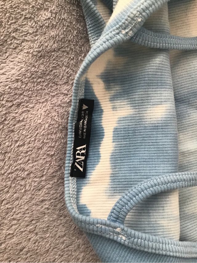 Top corto Zara azul tie-dye