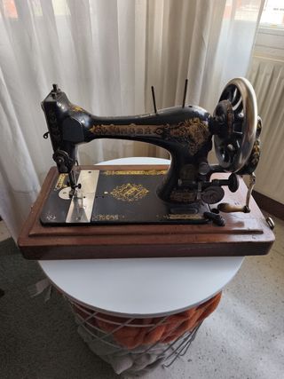Maquina de coser antigua con manivela año 1899