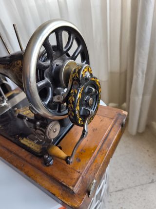 Maquina de coser antigua con manivela año 1899
