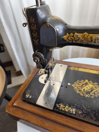 Maquina de coser antigua con manivela año 1899