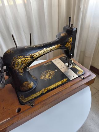 Maquina de coser antigua con manivela año 1899
