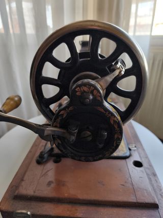 Maquina de coser antigua con manivela año 1899