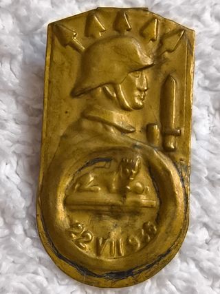 LOTE 3 INSIGNIAS DEL AUXILIO SOCIAL 1940 FALANGE 