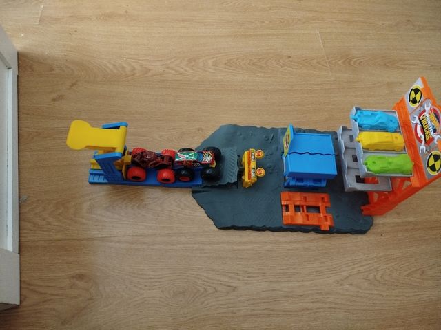 Pista Hot Wheels Monster Trucks