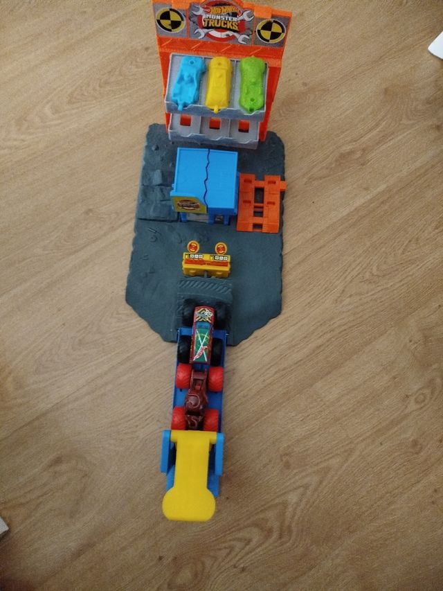 Pista Hot Wheels Monster Trucks