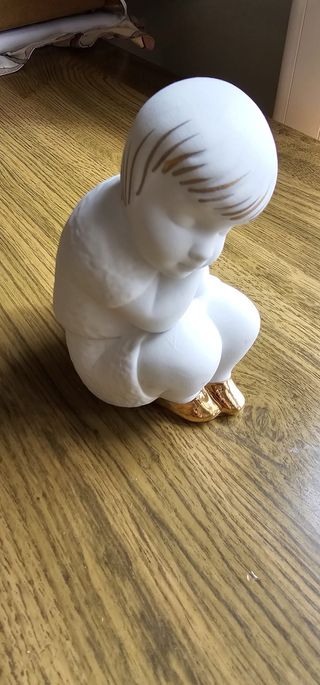 Figura porcelana pintura de oro