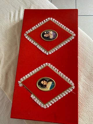 Scatola vintage rossa con ritratti