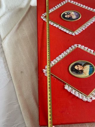 Scatola vintage rossa con ritratti