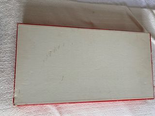 Scatola vintage rossa con ritratti
