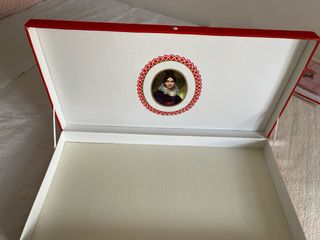 Scatola vintage rossa con ritratti