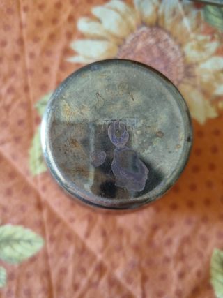 Piatto e piccola anfora in ottone