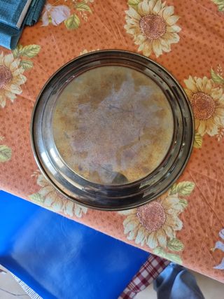 Piatto e piccola anfora in ottone