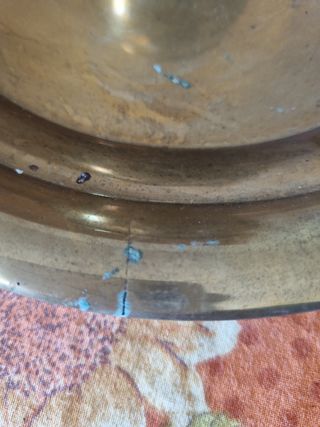 Piatto e piccola anfora in ottone