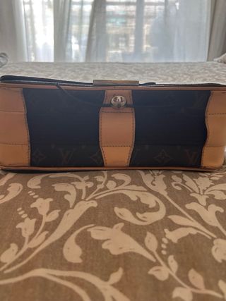 Bolso Louis Vuitton bandolera, medidas 30x30cm 