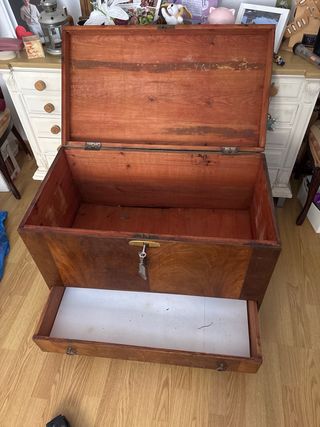 Baúl antiguo de madera