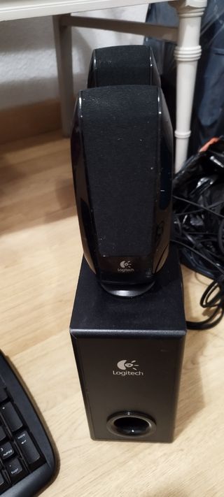 Teclado y altavoces Logitech negros