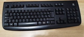 Teclado y altavoces Logitech negros