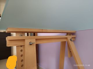 Escritorio cristal y patas caballete.