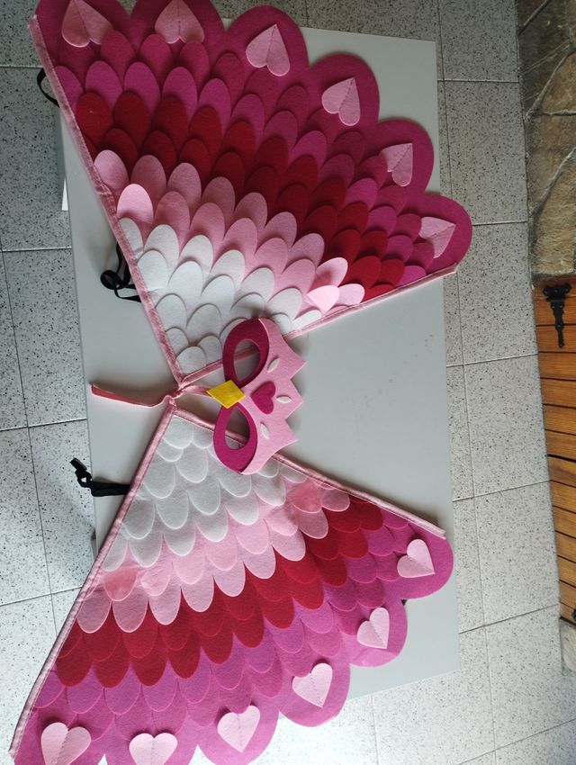 Alas y máscara pájaro rosa-rojo