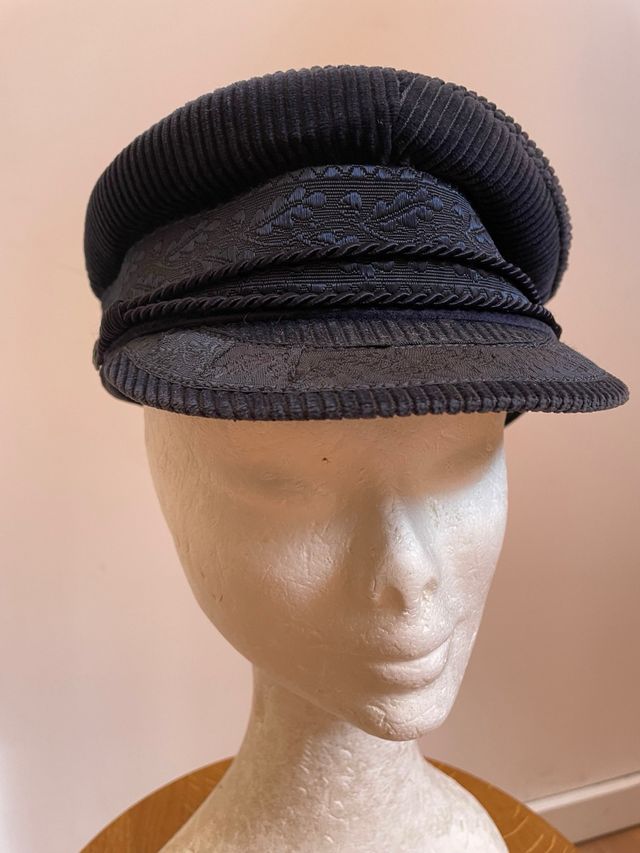 Cappello blu in velluto a coste