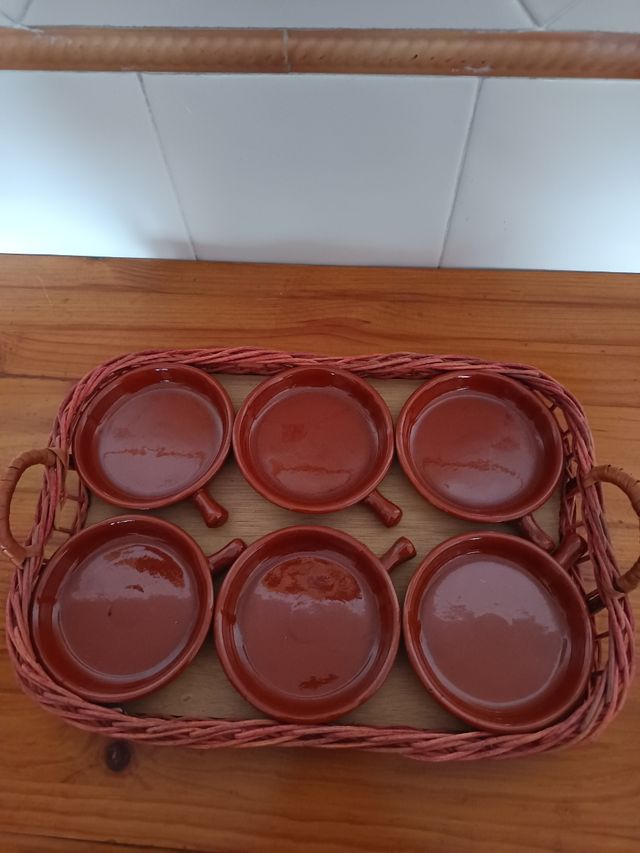 Fuente de cazuelitas de barro