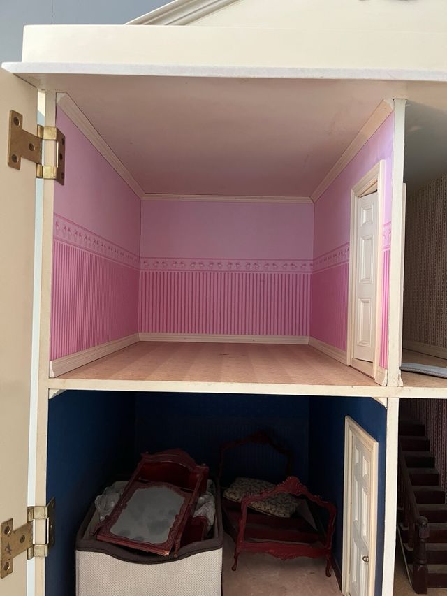 Dolls' House Emporium 2000