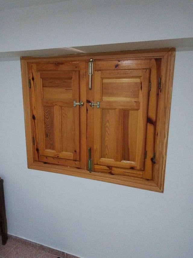 Ventana madera antigua dos unidades iguales