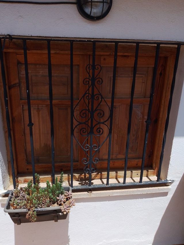 Ventana madera antigua dos unidades iguales