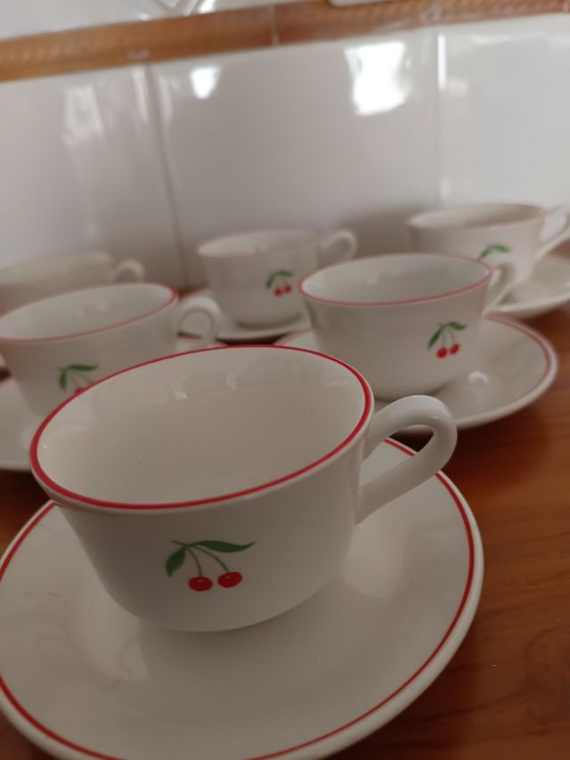 6 tacitas con platos de porcelana