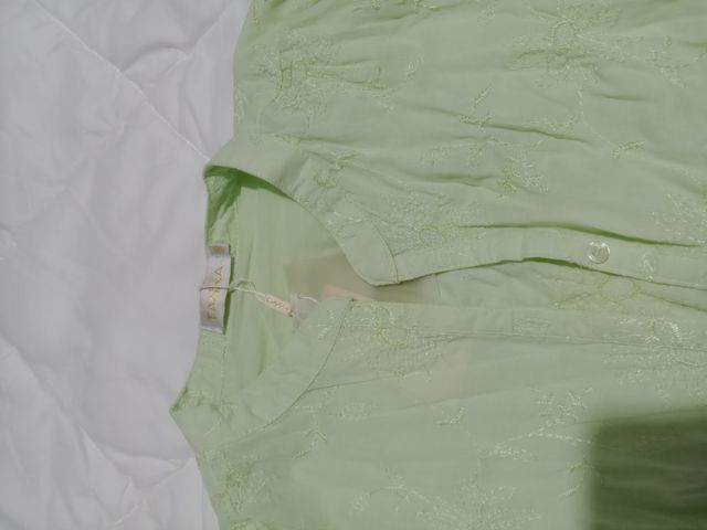 camisa con etiqueta con bordados