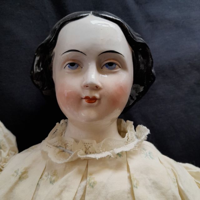 MUÑECA CHINA CON PEINADO DE CARRO.