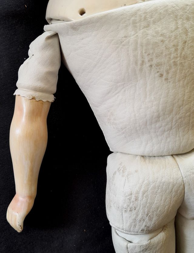 MUÑECA CHINA CON PEINADO DE CARRO.