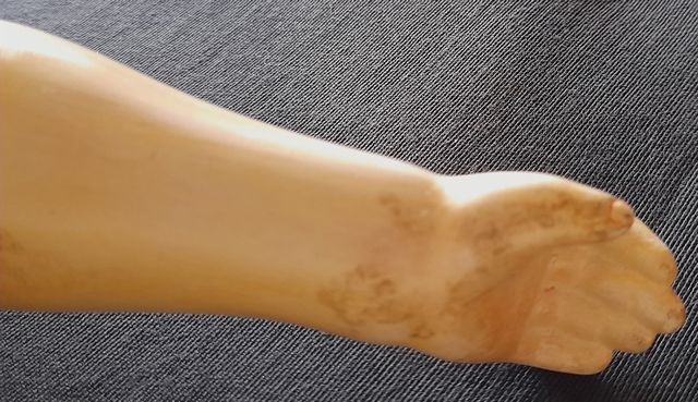 MUÑECA CHINA CON PEINADO DE CARRO.