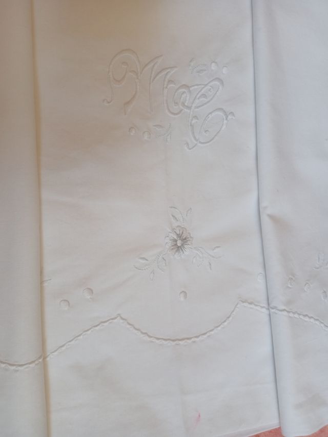 2 Juegos sábanas  bordadas + fundas almohadas.