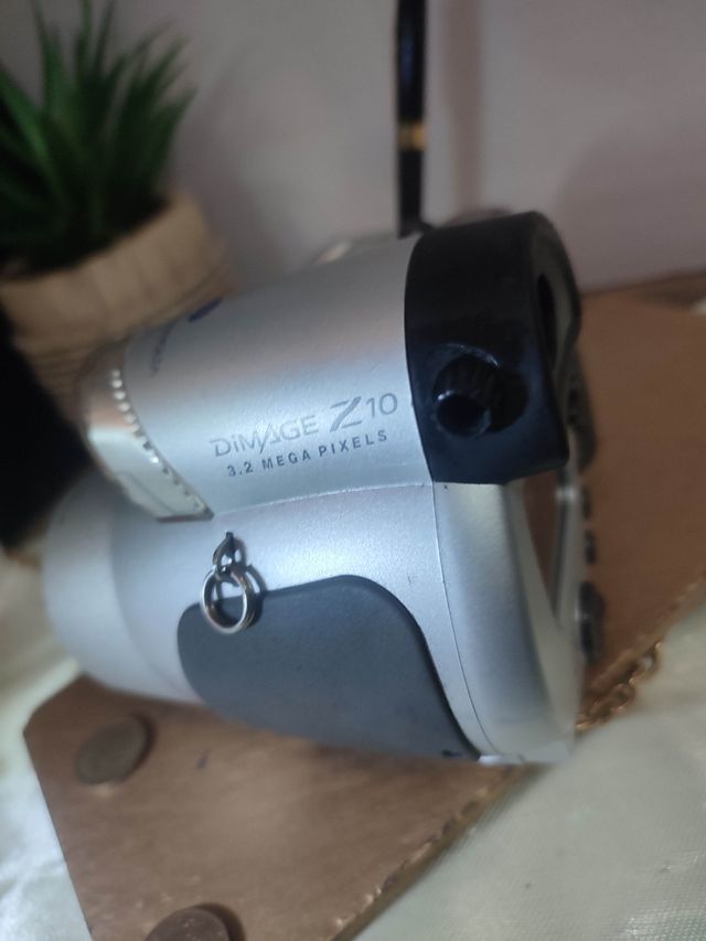 Konica Minolta DIMAGE 10, 8MP Cámara Digital leer